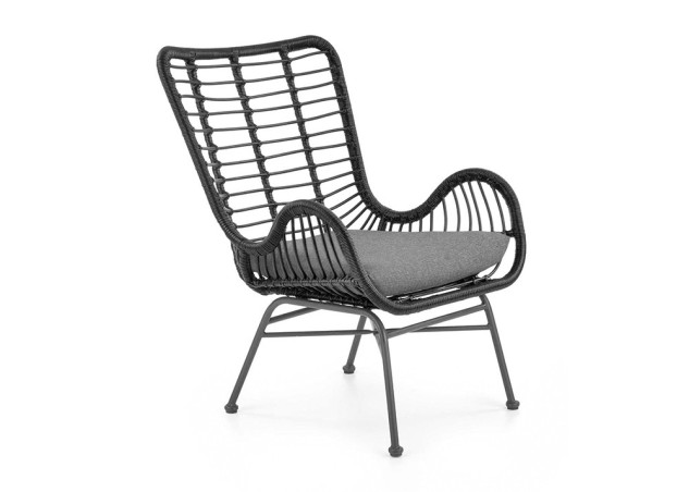 Skandinaviško dizaino subtilus juodos spalvos fotelis Ikaro 2. Fotelis pagamintas iš metalo rėmo, apsuktas ratanu.