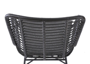 Skandinaviško dizaino subtilus juodos spalvos fotelis Ikaro 2. Fotelis pagamintas iš metalo rėmo, apsuktas ratanu.