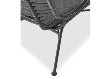 Skandinaviško dizaino subtilus juodos spalvos fotelis Ikaro 2. Fotelis pagamintas iš metalo rėmo, apsuktas ratanu.