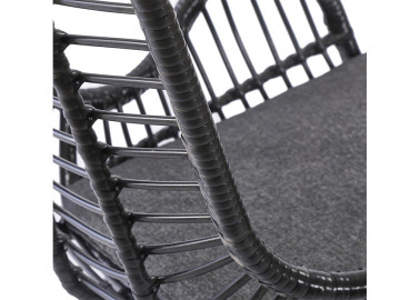 Skandinaviško dizaino subtilus juodos spalvos fotelis Ikaro 2. Fotelis pagamintas iš metalo rėmo, apsuktas ratanu.