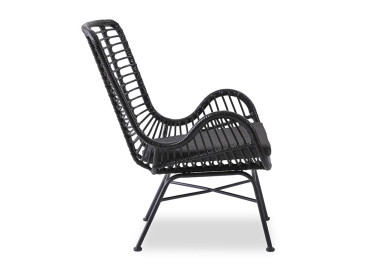 Skandinaviško dizaino subtilus juodos spalvos fotelis Ikaro 2. Fotelis pagamintas iš metalo rėmo, apsuktas ratanu.