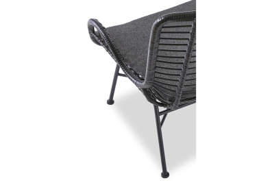 Skandinaviško dizaino subtilus juodos spalvos fotelis Ikaro 2. Fotelis pagamintas iš metalo rėmo, apsuktas ratanu.