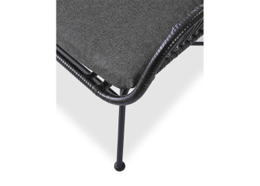 Skandinaviško dizaino subtilus juodos spalvos fotelis Ikaro 2. Fotelis pagamintas iš metalo rėmo, apsuktas ratanu.