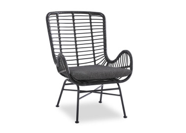 Skandinaviško dizaino subtilus juodos spalvos fotelis Ikaro 2. Fotelis pagamintas iš metalo rėmo, apsuktas ratanu.