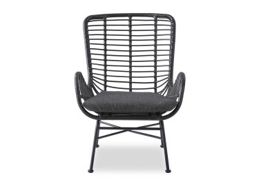 Skandinaviško dizaino subtilus juodos spalvos fotelis Ikaro 2. Fotelis pagamintas iš metalo rėmo, apsuktas ratanu.