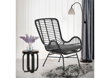 Skandinaviško dizaino subtilus juodos spalvos fotelis Ikaro 2. Fotelis pagamintas iš metalo rėmo, apsuktas ratanu.