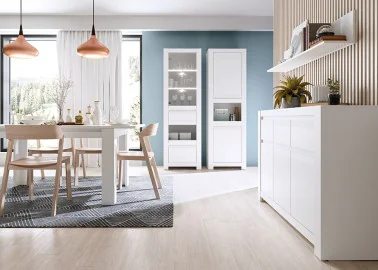 Minimalistinio stiliaus komoda matinės baltos spalvos.