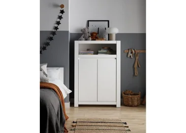 Minimalistinio stiliaus komoda matinės baltos spalvos.