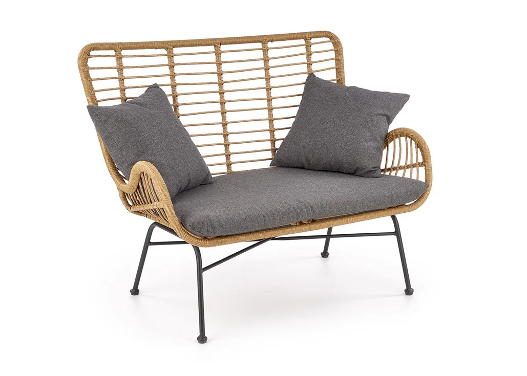 Skandinaviško dizaino subtili rudos spalvos dvivietė sofa Ikaro XL. Sofa pagaminta iš metalo rėmo, apsukto ratanu.