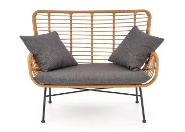 Skandinaviško dizaino subtili rudos spalvos dvivietė sofa Ikaro XL. Sofa pagaminta iš metalo rėmo, apsukto ratanu.