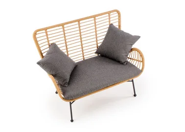 Skandinaviško dizaino subtili rudos spalvos dvivietė sofa Ikaro XL. Sofa pagaminta iš metalo rėmo, apsukto ratanu.