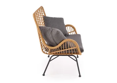 Skandinaviško dizaino subtili rudos spalvos dvivietė sofa Ikaro XL. Sofa pagaminta iš metalo rėmo, apsukto ratanu.
