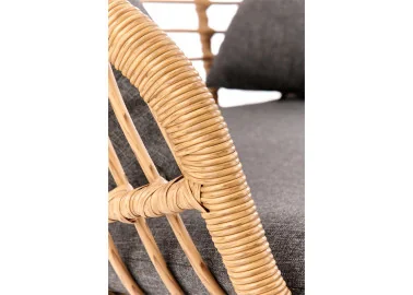 Skandinaviško dizaino subtili rudos spalvos dvivietė sofa Ikaro XL. Sofa pagaminta iš metalo rėmo, apsukto ratanu.