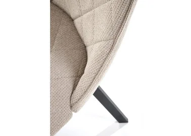 Elegantiška smėlio spalvos valgomojo kėdė K561 su milteliniu būdu dažytomis metalinėmis kojelėmis. Ergonomiškas nugaros atlošas garantuos komfortą sėdėjimo metu.