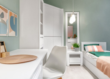 Minimalistinio stiliaus dviejų durų kampinė spinta matinės baltos spalvos.