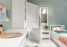 Minimalistinio stiliaus dviejų durų kampinė spinta matinės baltos spalvos.