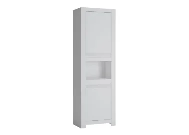 Minimalistinio stiliaus aukšta ir siaura spinta matinės baltos spalvos.