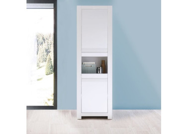 Minimalistinio stiliaus aukšta ir siaura spinta matinės baltos spalvos.