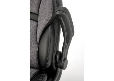 Pilkos ir juodos spalvos derinio ergonomiška biuro kėdė Valerio. Kėdė su TILT mechanizmu, su reguliuojamais porankiais ir plastikiniais ratukais, apsiūta eko odos ir gobeleno deriniu.