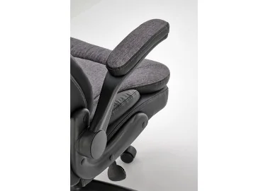 Pilkos ir juodos spalvos derinio ergonomiška biuro kėdė Valerio. Kėdė su TILT mechanizmu, su reguliuojamais porankiais ir plastikiniais ratukais, apsiūta eko odos ir gobeleno deriniu.