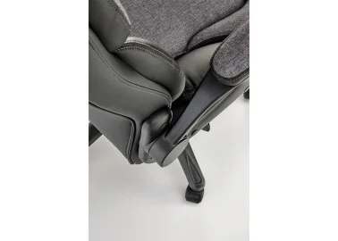 Pilkos ir juodos spalvos derinio ergonomiška biuro kėdė Valerio. Kėdė su TILT mechanizmu, su reguliuojamais porankiais ir plastikiniais ratukais, apsiūta eko odos ir gobeleno deriniu.
