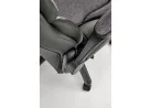 Pilkos ir juodos spalvos derinio ergonomiška biuro kėdė Valerio. Kėdė su TILT mechanizmu, su reguliuojamais porankiais ir plastikiniais ratukais, apsiūta eko odos ir gobeleno deriniu.