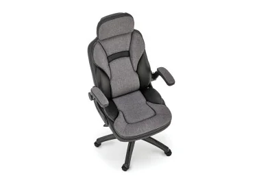 Pilkos ir juodos spalvos derinio ergonomiška biuro kėdė Valerio. Kėdė su TILT mechanizmu, su reguliuojamais porankiais ir plastikiniais ratukais, apsiūta eko odos ir gobeleno deriniu.