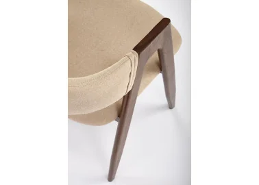 Smėlio spalvos elegantiška modernaus dizaino kėdė K344. Kėdė apmušta kokybišku tvirtu gobelenu, o kojelės pagamintos iš milteliniu būdu dažyto plieno.