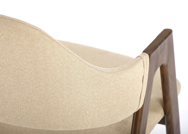 Smėlio spalvos elegantiška modernaus dizaino kėdė K344. Kėdė apmušta kokybišku tvirtu gobelenu, o kojelės pagamintos iš milteliniu būdu dažyto plieno.