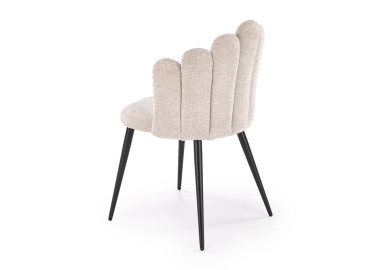 Elegantiška smėlio spalvos kėdė K552 su išskirtinės formos nugaros atlošu. Kėdė apsiūta kokybišku, tvirtu gobelenu, o kojelės pagamintos iš milteliniu būdu dažyto metalo.