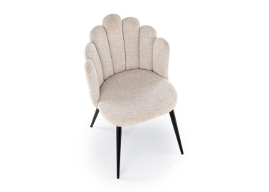 Elegantiška smėlio spalvos kėdė K552 su išskirtinės formos nugaros atlošu. Kėdė apsiūta kokybišku, tvirtu gobelenu, o kojelės pagamintos iš milteliniu būdu dažyto metalo.