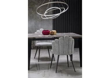Elegantiška smėlio spalvos kėdė K552 su išskirtinės formos nugaros atlošu. Kėdė apsiūta kokybišku, tvirtu gobelenu, o kojelės pagamintos iš milteliniu būdu dažyto metalo.