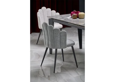 Elegantiška smėlio spalvos kėdė K552 su išskirtinės formos nugaros atlošu. Kėdė apsiūta kokybišku, tvirtu gobelenu, o kojelės pagamintos iš milteliniu būdu dažyto metalo.