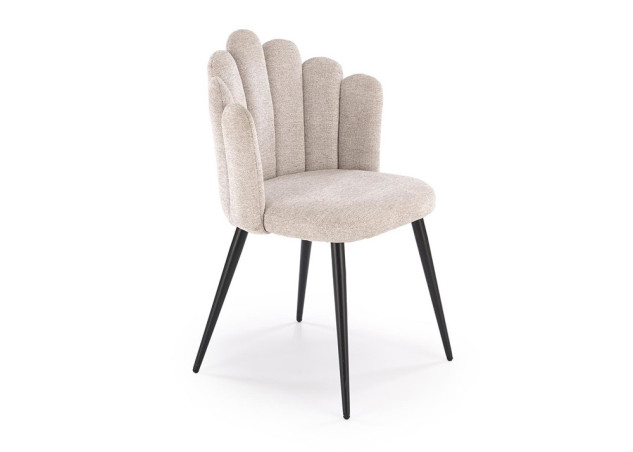 Elegantiška smėlio spalvos kėdė K552 su išskirtinės formos nugaros atlošu. Kėdė apsiūta kokybišku, tvirtu gobelenu, o kojelės pagamintos iš milteliniu būdu dažyto metalo.