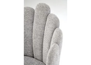 Elegantiška pilkos spalvos kėdė K552 su išskirtinės formos nugaros atlošu. Kėdė apsiūta kokybišku, tvirtu gobelenu, o kojelės pagamintos iš milteliniu būdu dažyto metalo.