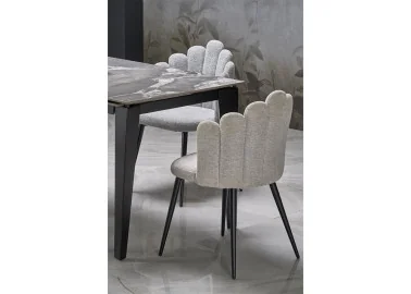 Elegantiška pilkos spalvos kėdė K552 su išskirtinės formos nugaros atlošu. Kėdė apsiūta kokybišku, tvirtu gobelenu, o kojelės pagamintos iš milteliniu būdu dažyto metalo.