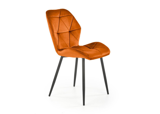 Cinamono spalvos veliūrinė modernaus dizaino kėdė K453. Išskirtinė kėdės forma ir trikampio dygsniuoti raštai suteikia baldui unikalumo. Kėdė aptraukta kokybišku veliūriniu audiniu, o kojelės pagamintos iš milteliniu būdu dažyto metalo.