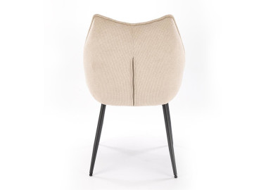 Smėlio spalvos elegantiška išskirtinės formos valgomojo kėdė K543. Kėdė apsiūta aukštos kokybės gobelenu, o kojelės pagamintos iš milteliniu būdu dažyto plieno.