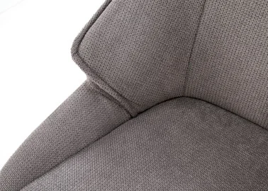 Pilkos spalvos elegantiška išskirtinės formos valgomojo kėdė K543. Kėdė apsiūta aukštos kokybės gobelenu, o kojelės pagamintos iš milteliniu būdu dažyto plieno.