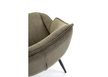 Alyvuogių spalvos elegantiška išskirtinės formos valgomojo kėdė K543. Kėdė apsiūta aukštos kokybės gobelenu, o kojelės pagamintos iš milteliniu būdu dažyto plieno.