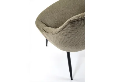 Alyvuogių spalvos elegantiška išskirtinės formos valgomojo kėdė K543. Kėdė apsiūta aukštos kokybės gobelenu, o kojelės pagamintos iš milteliniu būdu dažyto plieno.