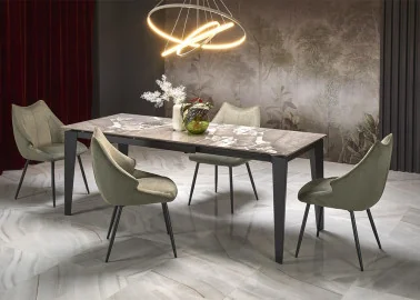 Alyvuogių spalvos elegantiška išskirtinės formos valgomojo kėdė K543. Kėdė apsiūta aukštos kokybės gobelenu, o kojelės pagamintos iš milteliniu būdu dažyto plieno.