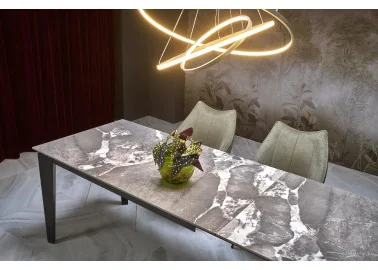 Alyvuogių spalvos elegantiška išskirtinės formos valgomojo kėdė K543. Kėdė apsiūta aukštos kokybės gobelenu, o kojelės pagamintos iš milteliniu būdu dažyto plieno.