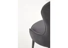 Pilkos spalvos klasikinio stiliaus kėdė K366 su rombo formos dygsniais. Tvirtas veliūrinis audinys, stabilios metalinės kojos ir ergonomiška kėdės forma - suteiks ypatingai komfortišką sėdėjimą.