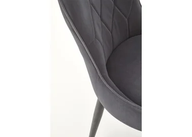 Pilkos spalvos klasikinio stiliaus kėdė K366 su rombo formos dygsniais. Tvirtas veliūrinis audinys, stabilios metalinės kojos ir ergonomiška kėdės forma - suteiks ypatingai komfortišką sėdėjimą.