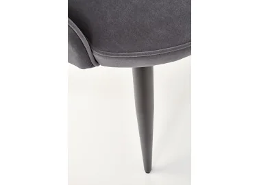 Pilkos spalvos klasikinio stiliaus kėdė K366 su rombo formos dygsniais. Tvirtas veliūrinis audinys, stabilios metalinės kojos ir ergonomiška kėdės forma - suteiks ypatingai komfortišką sėdėjimą.