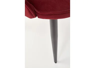 Bordo spalvos klasikinio stiliaus kėdė K366 su rombo formos dygsniais. Tvirtas veliūrinis audinys, stabilios metalinės kojos ir ergonomiška kėdės forma - suteiks ypatingai komfortišką sėdėjimą.