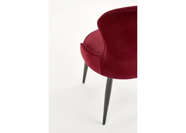 Bordo spalvos klasikinio stiliaus kėdė K366 su rombo formos dygsniais. Tvirtas veliūrinis audinys, stabilios metalinės kojos ir ergonomiška kėdės forma - suteiks ypatingai komfortišką sėdėjimą.