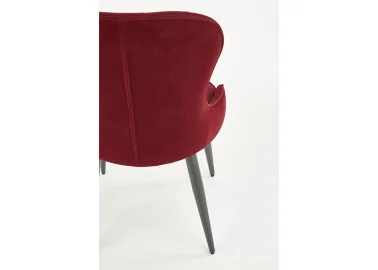 Bordo spalvos klasikinio stiliaus kėdė K366 su rombo formos dygsniais. Tvirtas veliūrinis audinys, stabilios metalinės kojos ir ergonomiška kėdės forma - suteiks ypatingai komfortišką sėdėjimą.
