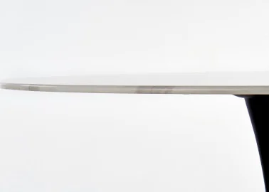 Elegantiškas apvalus valgomojo stalas Ambarsio. Stalo stalviršis pagamintas iš stiklo, dekoruoto baltos spalvos marmuro raštais, o masyvi koja pagaminta iš milteliniu būdu dažyto plieno.